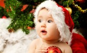 Малыш в шапке Деда Мороза