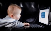 Малыш за компьютером