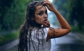 Мокрая девушка под дождем