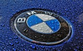Мокрый логотип BMW