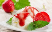 Мороженое с ягодами клубники