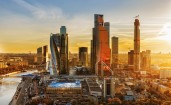 Московские небоскребы в лучах утреннего солнца