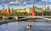 Мост через реку и Кремль в Москве