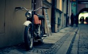Мотоцикл на маленькой улице