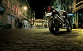 Мотоцикл Suzuki на ночной улице