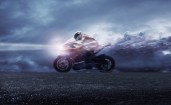 Мотоциклист на высокой скорости