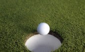 Мяч для гольфа залетает в лунку