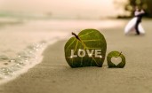 Надпись LOVE на пляже