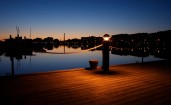 Ночная гавань и фонарь