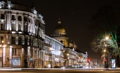 Ночная подсветка на улице Санкт-Петербурга