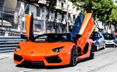 Оранжевая Lamborghini Aventador с открытыми дверями