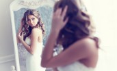 Отражение в зеркале девушки в белом платье