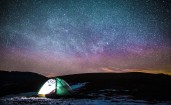 Палатка и звездное ночное небо