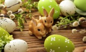 Пасхальные яйца и игрушечные кролики