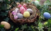 Пасхальные яйца с бантиками в гнезде
