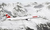 Пассажирский самолет над заснеженными горами