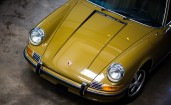 Перед желтого Porsche 911