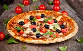 Пицца с помидорами и маслинами