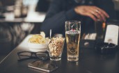 Пиво и орешки на столе