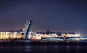 Подсветка на разведенном мосту в Петербурге