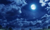 Полная луна в ночном небе