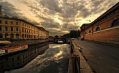 Пустая набережная и канал в Петербурге