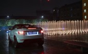 Range Rover Evoque с откидным верхом ночью
