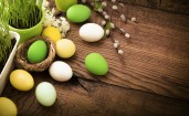 Раскрашенные яйца на деревянном столе