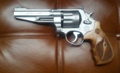 Револьвер 357 Magnum на кожаном сиденье