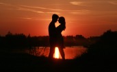 Романтическая пара на фоне заката