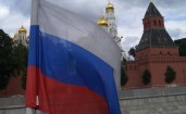 Российский флаг на фоне Москвы