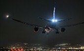 Самолет идет на посадку ночью
