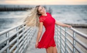 Счастливая блондинка в красном платье