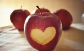 Сердечко на яблоке