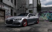Серебристая Audi RS5