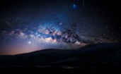 Силуэты гор на фоне ночного звездного неба
