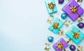 Синие и фиолетовые коробки с новогодними подарками