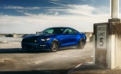 Синий Ford Mustang GT