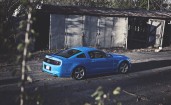 Синий Форд Мустанг возле гаража