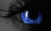 Синий женский глаз
