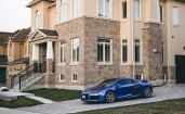 Синяя Audi R8 около дома