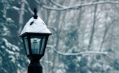 Снег на уличном фонаре
