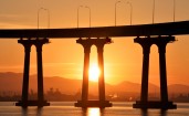 Солнечный закат за опорами моста