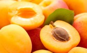 Спелые сочные персики