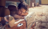 Спящая в машине девушка
