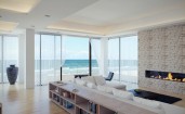 Светлая комната с камином с видом на море
