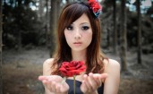 Тайваньская девочка с цветком