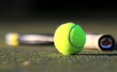 Теннисный мяч и ракетка