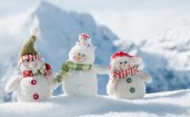Три забавных снеговика