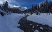 Узкая мелкая речка зимой